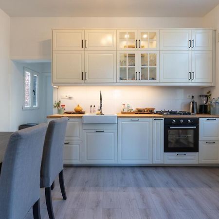 Large Room In House W Shared Kitchen & Bathroom W Free Parking Bluecard Antwerpen Bagian luar foto