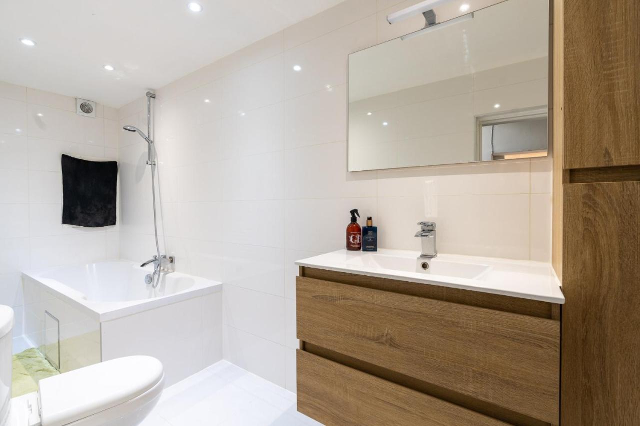 Large Room In House W Shared Kitchen & Bathroom W Free Parking Bluecard Antwerpen Bagian luar foto