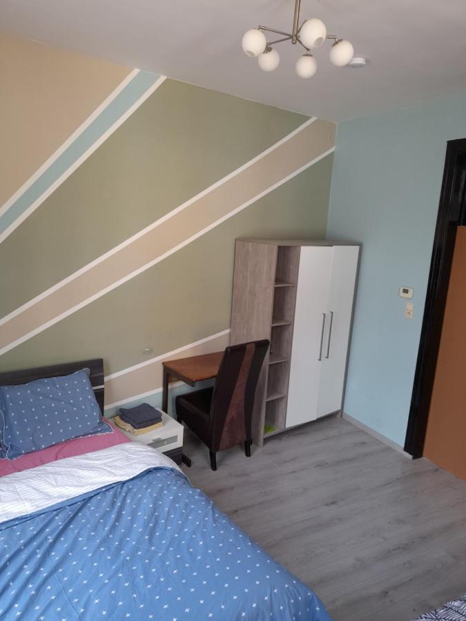 Large Room In House W Shared Kitchen & Bathroom W Free Parking Bluecard Antwerpen Bagian luar foto